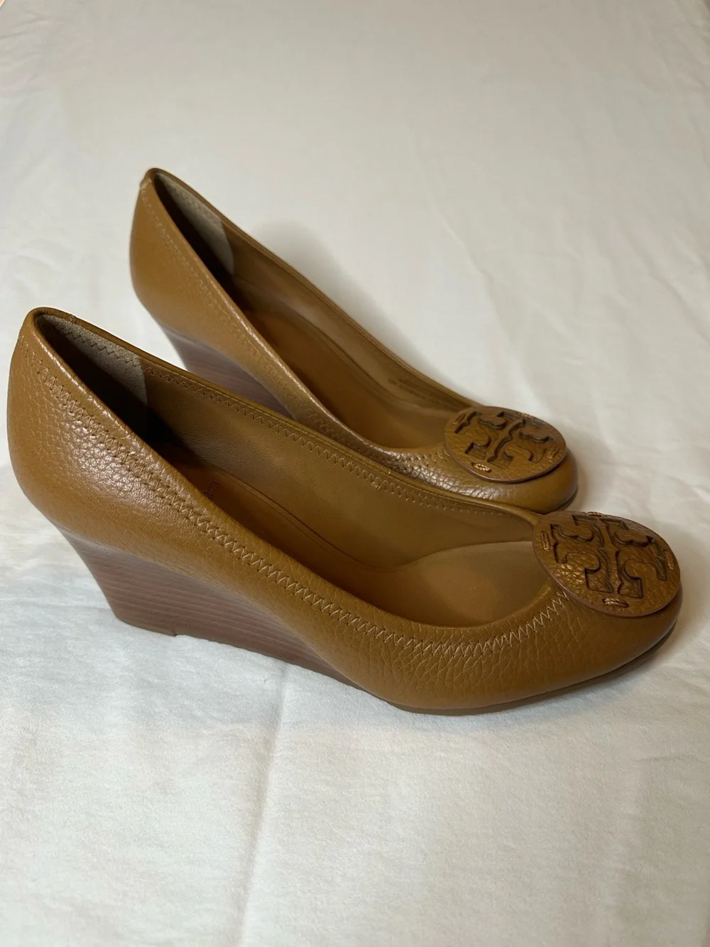 Tory Burch Sally 2 Peep Toe Wedge Pumps Tan Brown Leather Cognac Logo Size 7